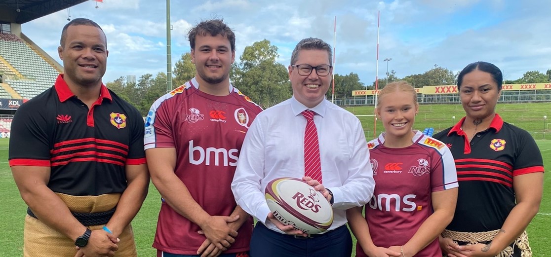 Australia’s Minister for International Development and the Pacific, the Hon Pat Conroy MP, with members of Tonga’s national rugby teams, Ikale Tahi, and the Queensland Reds.